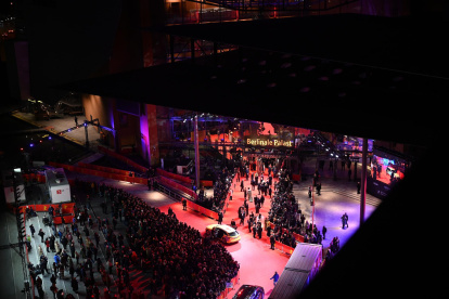 Los invitados llegan para la ceremonia de apertura de la 73ª edición del Festival Internacional de Cine de Berlín "Berlinale" en Berlín, Alemania, el 16 de febrero de 2023. El evento presencial se llevará a cabo del 16 al 26 de febrero de 2023.