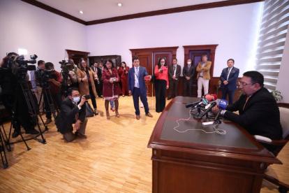 El presidente de la Asamblea, Virgilio Saquicela, ofreció una rueda de prensa luego de la reunión con Cucalón