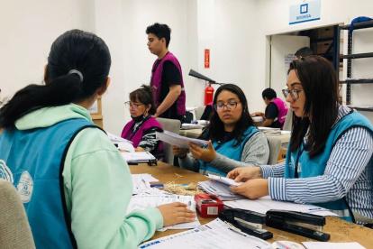 Personal que procesa actas de votación, en la Delegación Electoral del Guayas.