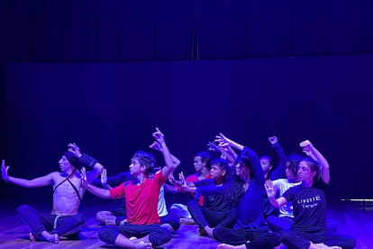 Uno de los ensayos del grupo que saldrá a escena en Casa Zona Escena.