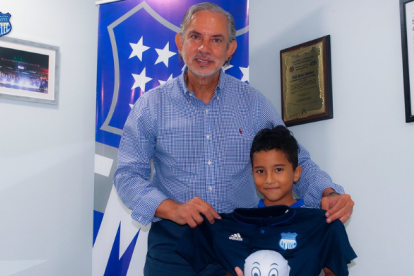 El pequeño Lucas Cruz junto al presidente del Club Sport Emelec José Pileggi.
