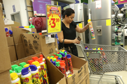 Compra. Nereida Álava adquiere espuma para celebrar carnaval.