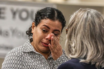 La nicaragüense María José Martínez llora frente a la alcaldesa del condado de Miami-Dade, Daniella Levine Cava (de espaldas), durante una rueda de prensa con los expresos políticos nicaragüenses, hoy en Miami, Florida (EE. UU). Los ex prisioneros nicaragüenses desterrados a EE.UU. hace una semana, un grupo de 222 de los que cerca de 80 llegaron a Miami desde Washington, denunciaron este miércoles en esa ciudad del sur de Florida un empeoramiento de la situación política en su país y dijeron que valoran la oferta de nacionalidad de España. EFE/Giorgio Viera