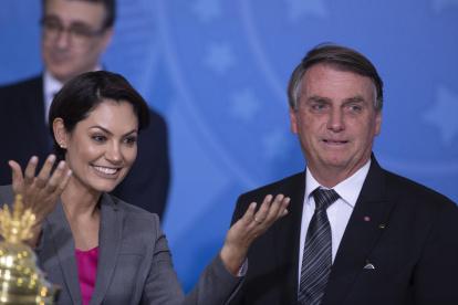 El expresidente de Brasil, Jair Bolsonaro (d) y la ex primera dama, Michelle Bolsonaro, en una fotografía de archivo.