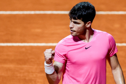 El tenista español Carlos Alcaraz celebra tras vencer al serbio Laslo Djere.
