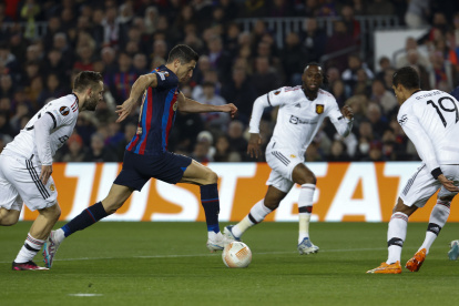 BARCELONA, 16/02/2023.- El delantero polaco del Barcelona Robert Lewandowski (2-i) controla el balón ante los defensas del Manchester United durante el encuentro de ida de la ronda preliminar de UEFA Liga Europa entre FC Barcelona y Manchester United, este jueves en el estadio Spotify Camp Nou en Barcelona. EFE/ Toni Albir
