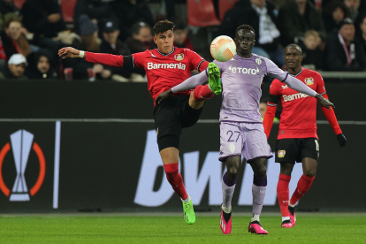 Leverkusen (Germany), 16/02/2023.- Leverkusen"s Piero Hincapie (L) in action against Monaco"s Krepin Diatta (R) during the UEFA Europa League play-off, 1st leg match between Bayer Leverkusen and AS Monaco in Leverkusen, Germany, 16 February 2023. (Alemania) EFE/EPA/Friedemann Vogel