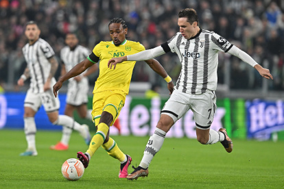 Juventus" Federico Chiesa (R) and Nantes" Samuel Moutoussamy in action during the UEFA Europa League play-off, first leg soccer match between Juventus FC and FC Nantes at the Allianz Stadium in Turin, Italy, 16 February 2023. (Italia) EFE/EPA/Alessandro Di Marco
