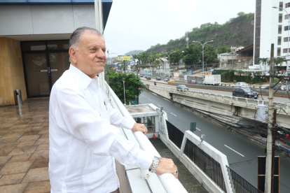 Ycaza fue diputado nacional, fundador de la Comisión de Turismo del Parlamento Latinoamericano y ministro de Turismo.