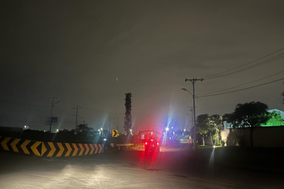 Hecho. Solo los postes de la vía principal y los carros alumbran esta calle.