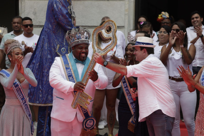 ). Río de Janeiro cede hoy, las llaves de la ciudad al Rey Momo y abre oficialmente las fiestas de Carnaval, que vuelven a celebrarse en su fecha original y con el esplendor habitual por primera vez desde el comienzo de la pandemia.