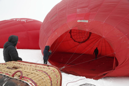 Un participante prepara un globo aerostático durante el festival de globos aerostáticos "Festival of Hearts" en Dmitrov, a unos 70 km al norte de Moscú, Rusia, el 17 de febrero de 2023.