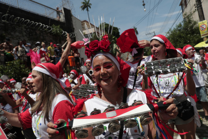 Integrantes de la comparsa callejera Carmelitas participan de un desfile oficial del Carnaval de Río de Janeiro, hoy, en el barrio histórico de Santa Teresa, en Río de Janeiro (Brasil). Fundada en 1990, Carmelitas es una de las comparsas más tradicionales de la ciudad de Río de Janeiro.