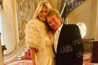 Casada con el roquero desde 2007, tienen dos hijos: Alastair Wallace y Aiden Patric.