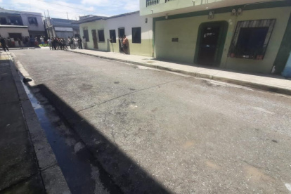 Moradores del Guasmo sur alarmados por el hecho violento que acabó con la vida de un adolescente.