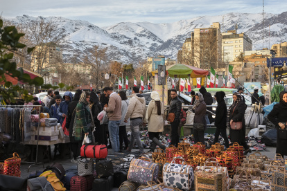 Pistas. Iraníes hacen compras en el Bazar de Tajrish (norte de Teherán).