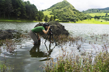 Paisaje. La laguna de Zhogra es un humedal de 9,5 hectáreas. Por sus paisajes, es uno de los puntos turísticos rurales del cantón azuayo Girón.