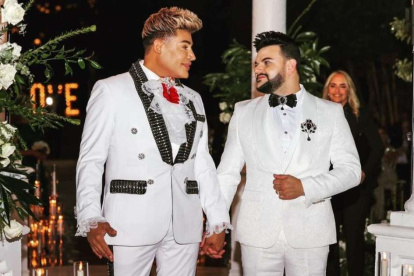 Eduardo Antonio y Roy García en el día de su matrimonio en Miami.