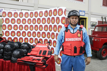 Dotación. Son 58 chalecos y cascos que se adquirieron para los paramédicos y conductores de ambulancias.
