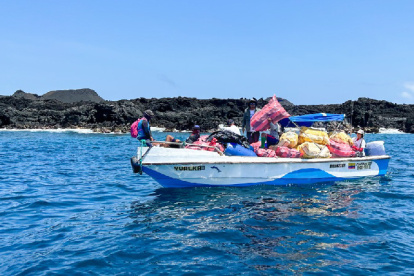 Una embarcación transporta sacos con parte de los desechos recogidos en tres islas de Galápagos.