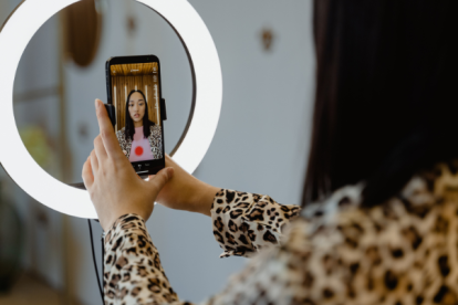 Tiktoker grabando un video.