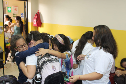 Los alumnos de la unidad educativa Nuestra Señora del Carmen se despidieron con fuertes abrazos.
