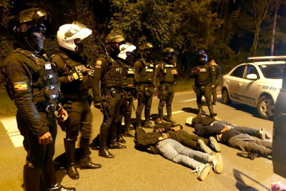 Azogues. En poder de los sospechosos hallaron una subametralladora y cartuchos sin percutir.