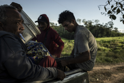 Fotografía de archivo fechada el 7 de febrero de 2023, que muestra a mineros ilegales mientras viajan en un camión en su huida de la reserva yanomami,