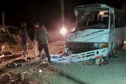 Autobús con migrantes cae por precipicio en Panamá.
