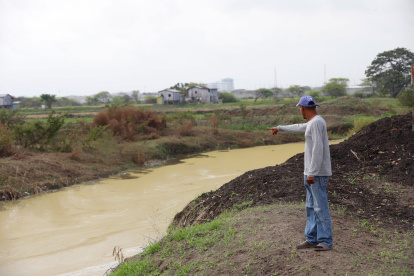 Contaminación. El color y malos olores del estero Sabanilla preocupan a los habitantes.