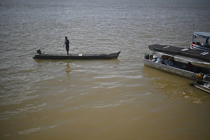 Un hombre navega por las aguas del río Tapajós, el 13 de febrero de 2023, en Itaituba, estado de Pará (Brasil).