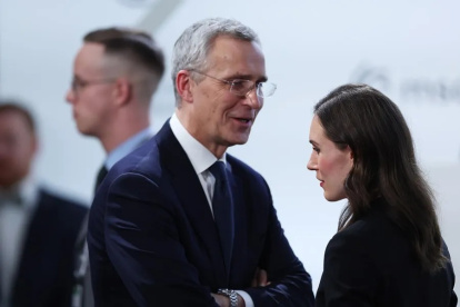 El secretario general de la OTAN, Jens Stoltenberg, habla con la primera ministra de Finlandia, Sanna Marin, durante la conferencia de Múnich.