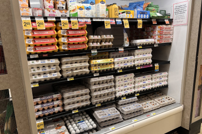 AME5192. WASHINGTON (ESTADOS UNIDOS), 17/02/2023.- Fotografía de una nevera con huevos y sus precios en un supermercado de Washington (EEUU). Aunque el precio de muchos productos básicos ha comenzado a caer en los últimos meses en Estados Unidos, el de los huevos sigue desbocado y ya acumula una subida anual del 70 %, una situación producida por una tormenta perfecta que está lejos de escampar. EFE/ Octavio Guzmán