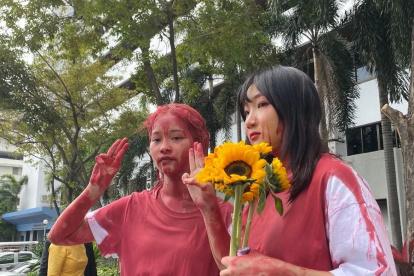 Orawan Phuphong (i) y Tantawan Tuatulanon, durante una protesta en el Tribunal de lo Penal en Bangkok el pasado 16 de enero.