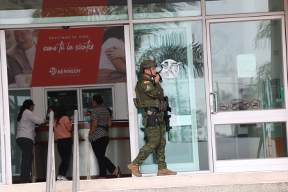 La fuerza pública resguarda la clínica Kennedy mientras el mandatario es atendido por su rotura.