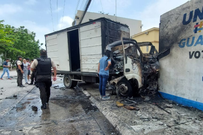 El camión incinerado en la ciudadela Kennedy.