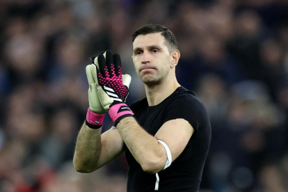 Emiliano Martínez falló dos goles en la derrota del Aston Villa, frente al Arsenal.