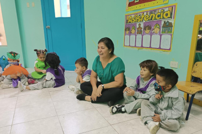 Docente. Shirley Remache junto a un grupo de estudiantes.