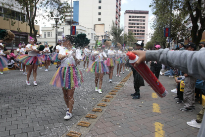 Centro. El desfile de La Mariscal recorrió desde la av. Patria a la Colón. Las comparsas se llevaron los aplausos.