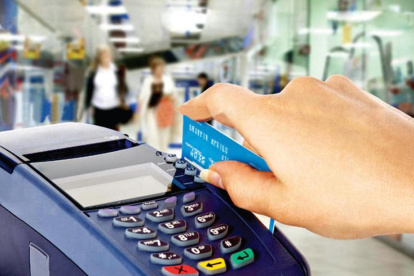 Tecnología.- Una persona paga sus compras con tarjeta de débito.