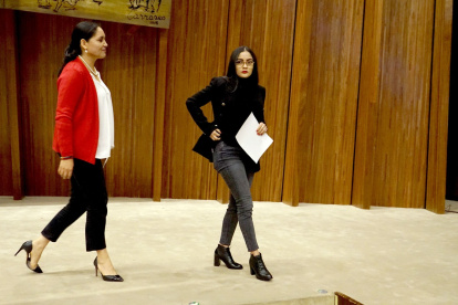 Conspiradoras. Mireya Pazmiño y Viviana Veloz, vicepresidenta y presidenta de la comisión, ya lo tienen todo decidido: el presidente es culpable.