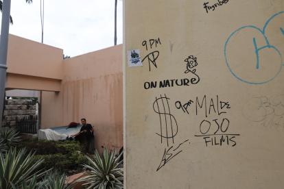 Atrás del busto al Che Guevara un hombre ha levantado una choza. Alrededor también botan basura.