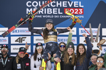 Winner Laurence St-Germain of Canada is celebrated by her team during the podium ceremony of the women"s slalom race at the FIS Alpine Skiing World Championships in Meribel, France, 18 February 2023. (Francia) EFE/EPA/JEAN-CHRISTOPHE BOTT