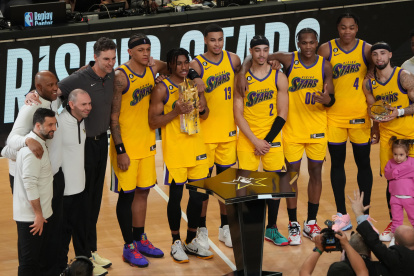 Los jugadores del Team Pau celebran la obtención del título del "Raising Stars".