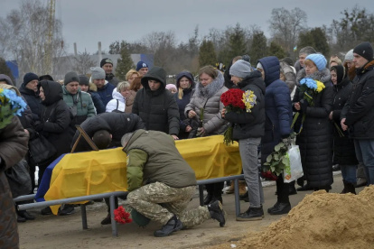 Gente refugiada en el metro de Kiev.