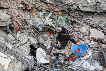 Un hombre busca entre los escombros de edificios tras el terremoto de Turquía