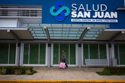 Un hombre camina frente al Hospital Municipal Dr. Rafael López Nussa del centro médico Salud San Juan en San Juan, el 19 de enero de 2023, en San Juan (Puerto Rico).