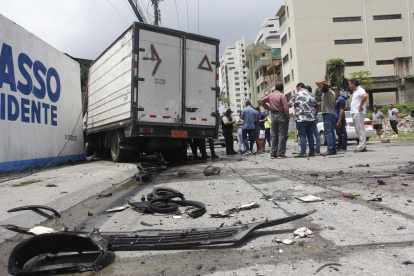 El automotor se incendió y luego estalló en la parte frontal, quedando muy afectado.