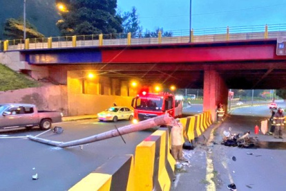 Aparatoso. El conductor chocó su auto contra un poste de luz.