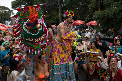 Miembros de la comparsa callejera "Saia de Chita" celebran durante el domingo de carnaval hoy, en de la ciudad de Sao Paulo (Brasil).
